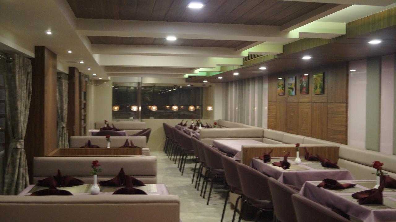 Hotel Panvel Palace Esterno foto