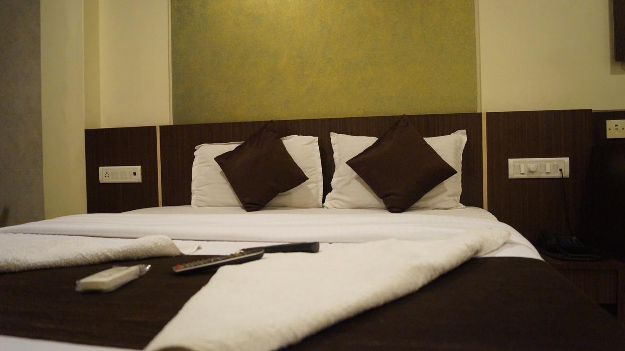 Hotel Panvel Palace Esterno foto