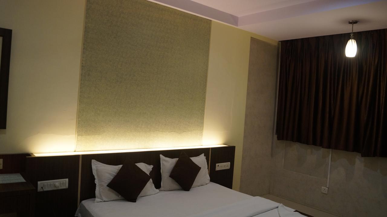 Hotel Panvel Palace Esterno foto
